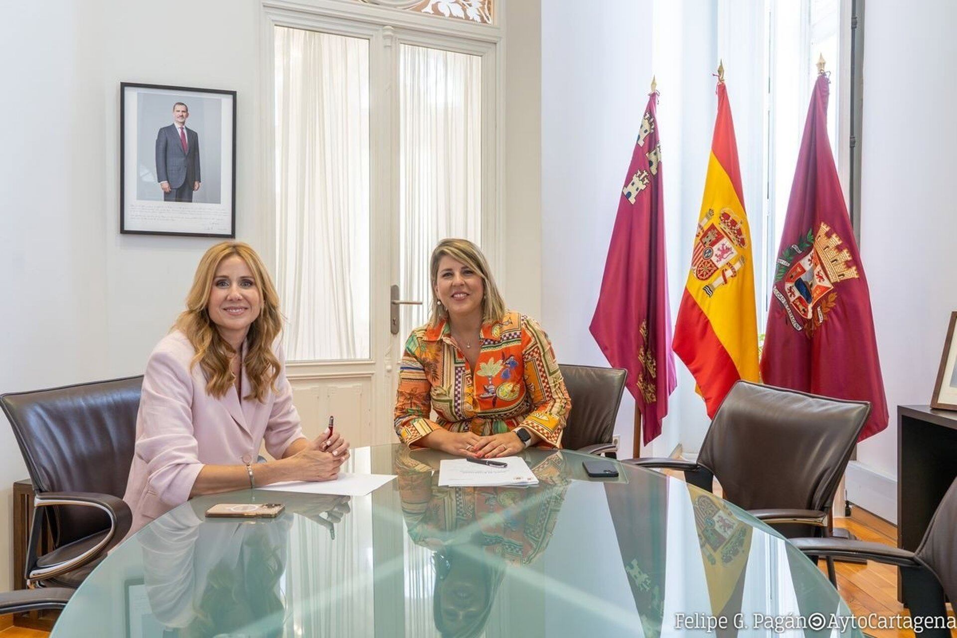 Marisa López Aragón, consejera de Empresa junto a Noelia Arroyo, alcaldesa de Cartagena