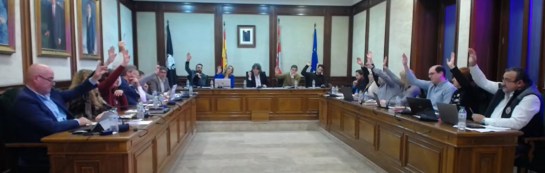 Imagen del pleno del mes de marzo de 2024, y del momento de la votación/Cadena SER