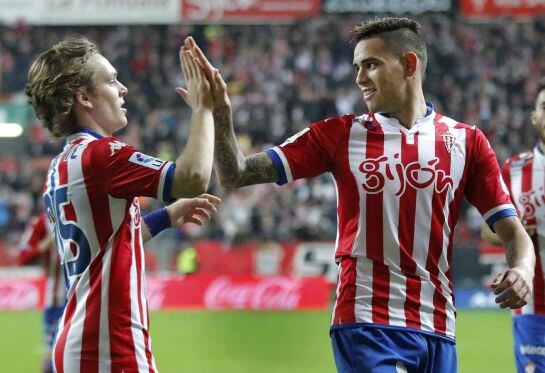 GRA469. GIJÓN, 22/01/2016.- El delantero paraguayo del Sporting Antonio Sanabria (d) celebra su tercer gol con el croata Alen Halilovic, durante el partido de la vigésima primera jornada de la Liga de Primera División que Sporting de Gijón y Real Sociedad