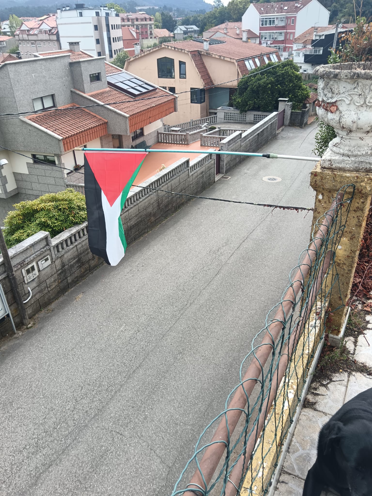 Bandera palestina en una vivienda en Mos.