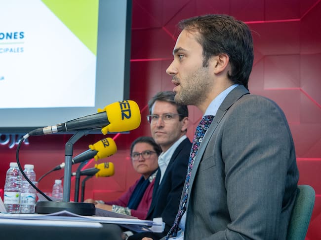 LOGROÑO 12/05/2023.- El candidato de Ciudadanos, Ángel Íñiguez, durante el primer debate electoral de la campaña de 2023 a las elecciones autonómicas del próximo 28 de mayo, organizado por la Cadena SER de La Rioja, que se ha realizado este viernes en el Aula Magna del Edificio Quintiliano de la Universidad de La Rioja, donde han intervenido los siete candidatos a la presidencia de La Rioja (PSOE, PP, Ciudadanos, Podemos-IU, PR-España Vaciada, Vox y Por La Rioja).-EFE/Raquel Manzanares