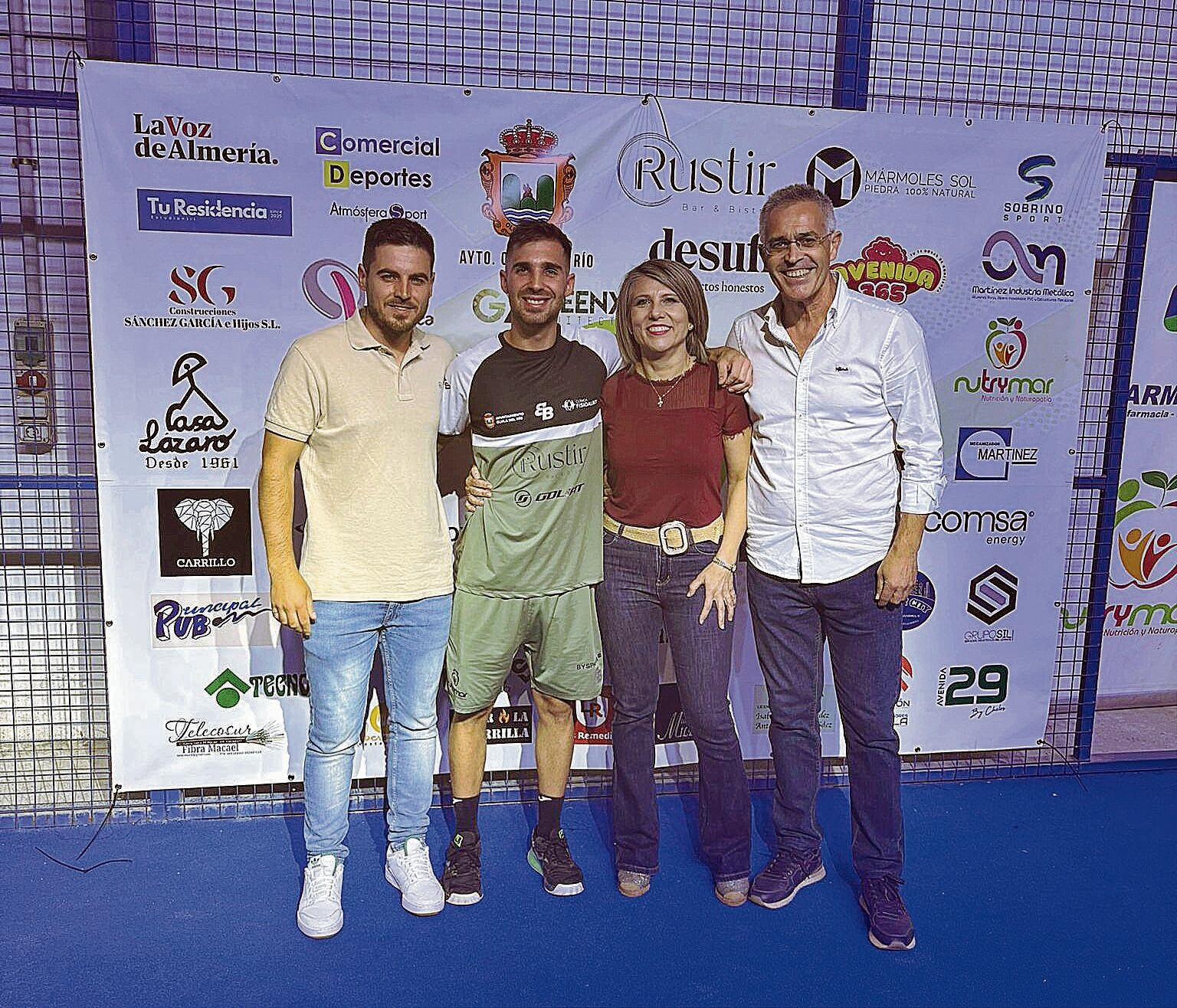 El apoyo del Ayuntamiento de Olula del Río ha sido muy importante. En la fotografía, Francisco Garrido y Mari Tapia Cintas, concejales, y Antonio Pascual, alcalde del municipio olulense.