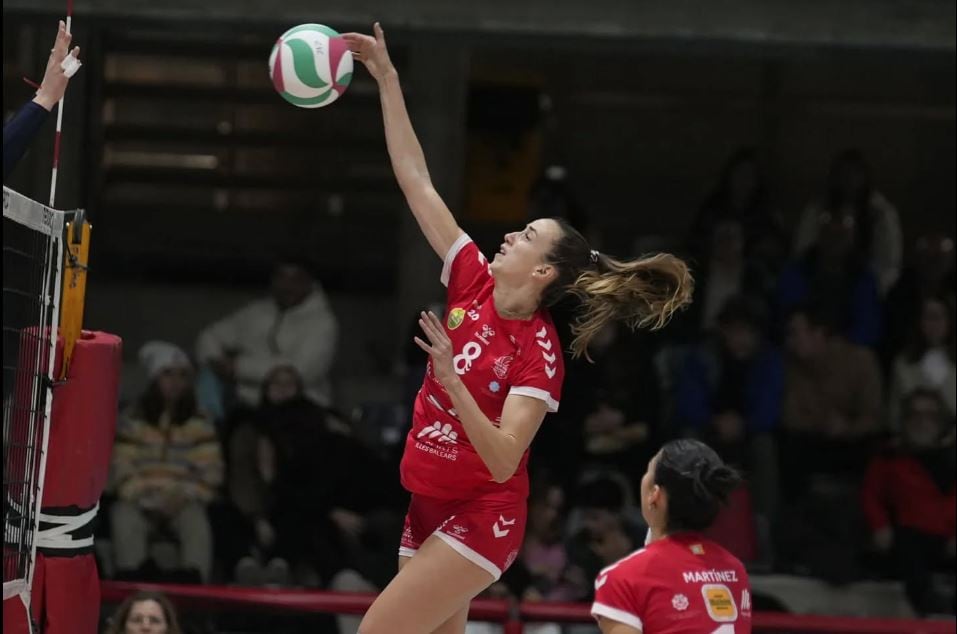 Samira Sulser esmaixa una pilota.