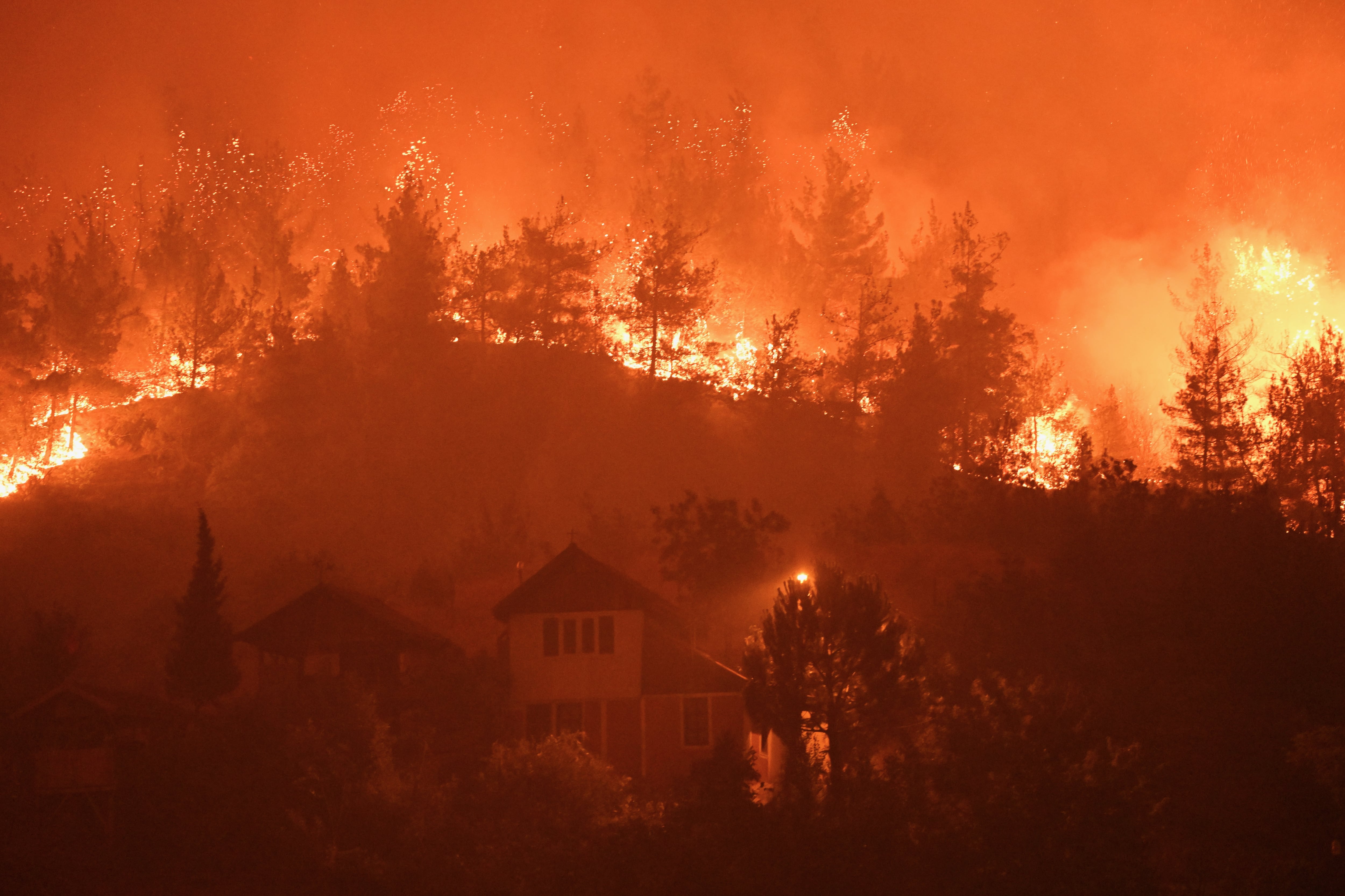 Un incendio forestal cerca de una zona residencial la noche del 26 de julio de 2025 en el distrito de Safranbolu de Karabuk, Turquía. Omer Urer/Anadolu.