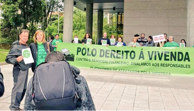 Jesús Pérez, junto a Carlota Pérez, de la PAH de Vigo, durante una protesta en los juzgados de Vigo.