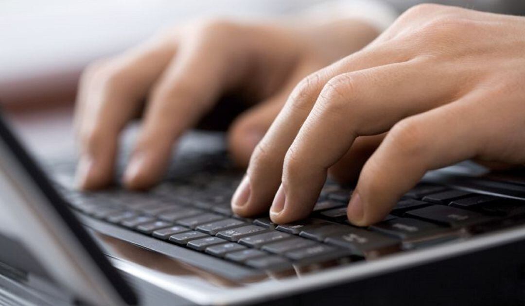 Detenido en Sevilla un hombre por delitos de odio a través de las redes sociales 