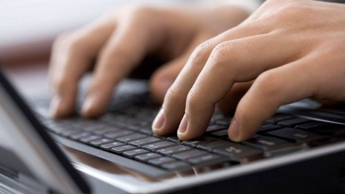 Detenidos en Sevilla 3 menores por insultar a otro en redes por su orientación sexual y discapacidad