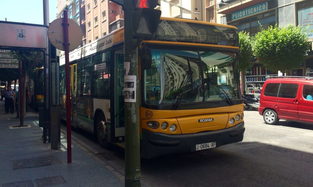 Autobús urbano en la parada de la calle Virgen de la Capilla.