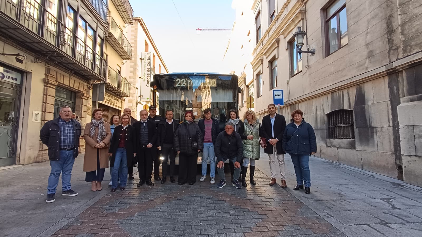 El alcalde de Jaén, Julio Millán (octavo por la izqda) junto a concejales y representantes vecinales y el nuevo autobús de la línea 22.