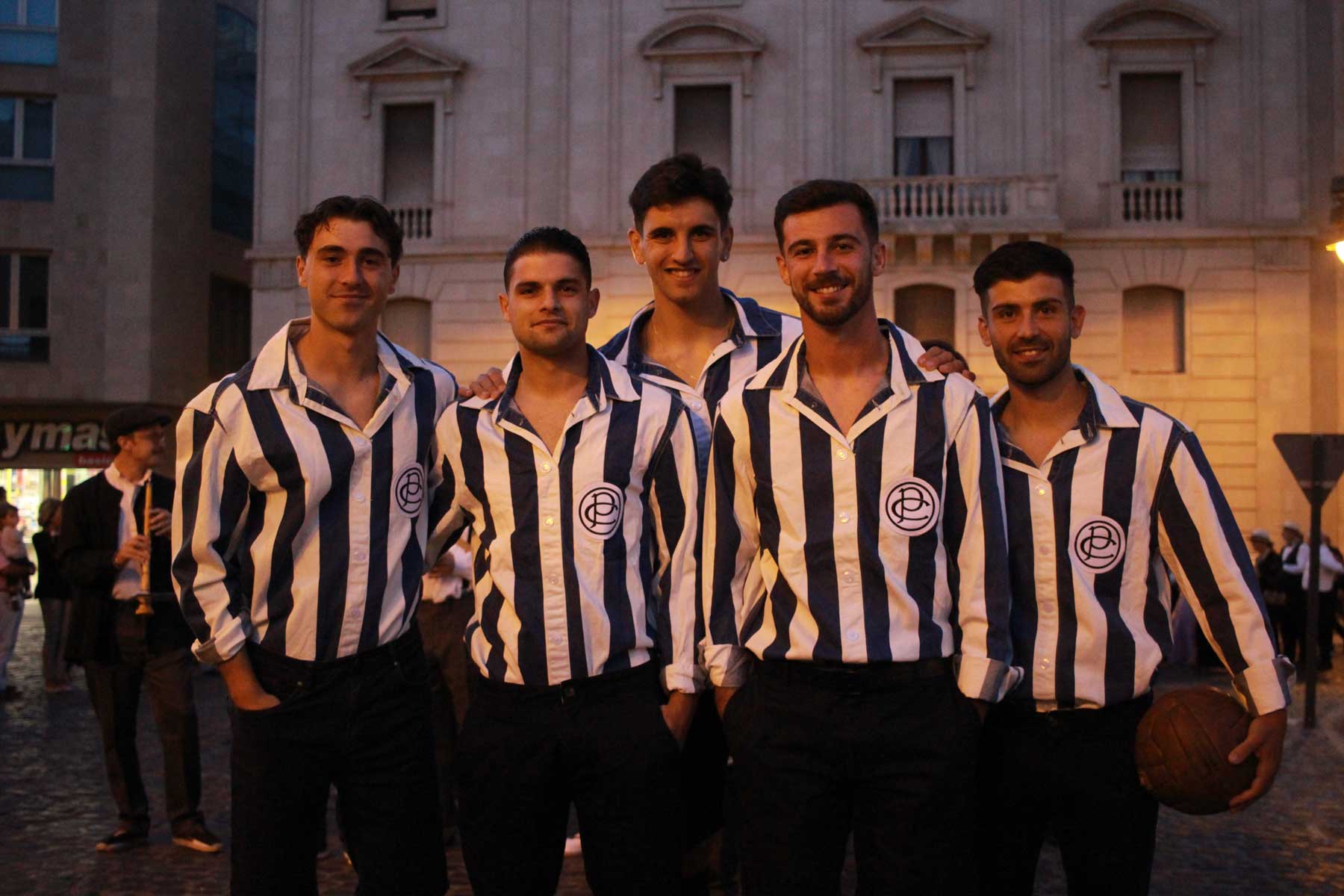 Los jugadores del Alcoyano actual, Solbes, Tiko, Catalá, Lledó y Llinares se han querido sumar a esta celebración