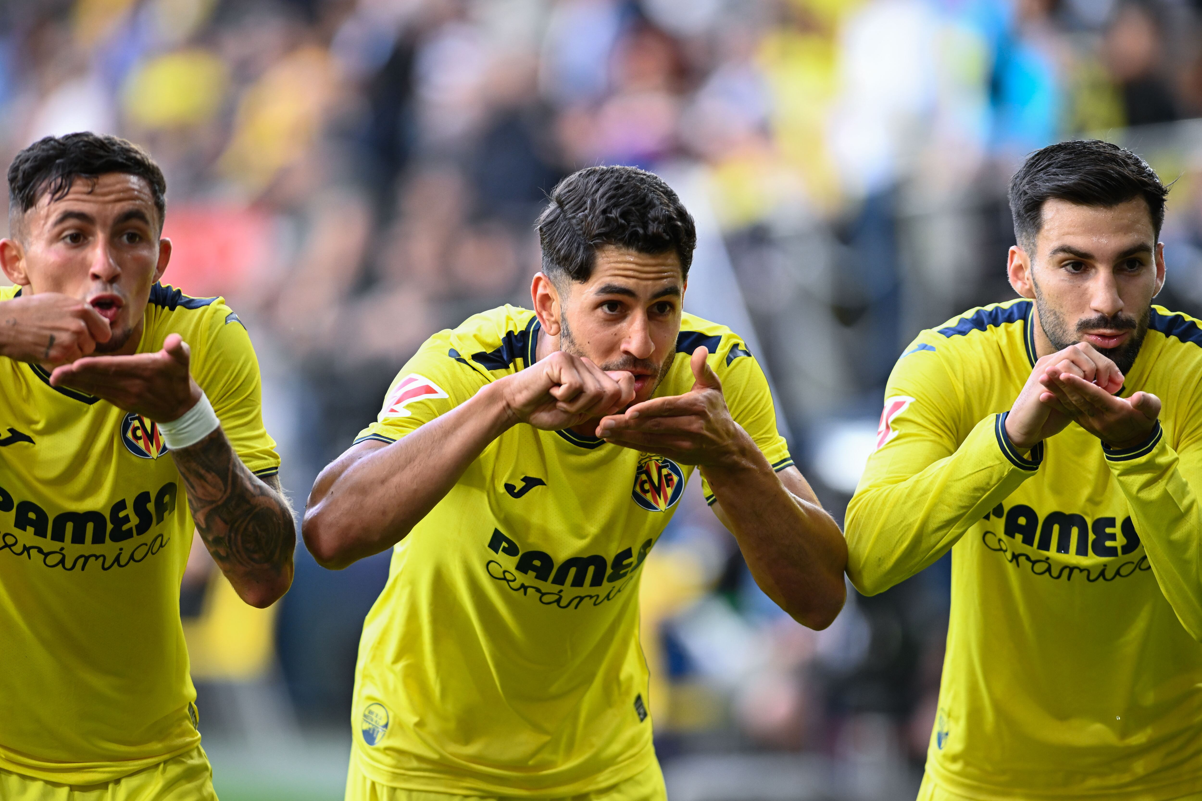 VILLARREAL (CASTELLÓN ), 14/05/2025.- El centrocampista del Villarreal Ayoze Pérez (c) celebra tras anotar el segundo gol de su equipo durante el partido de la jornada 36 de LaLiga EA Sports, entre el Villarreal y el Leganés, este miércoles en el Estadio de la Cerámica. EFE/ Andreu Esteban
