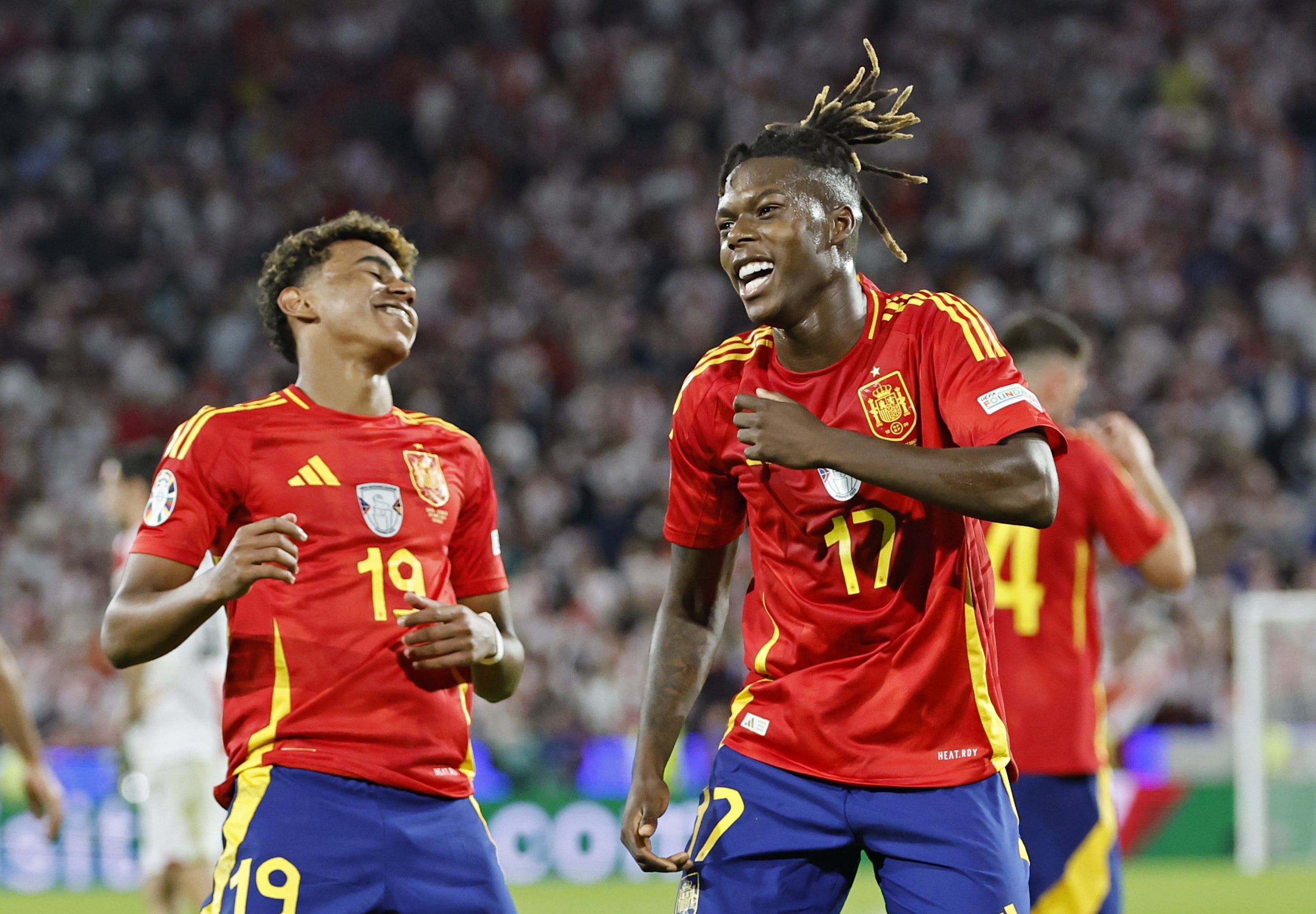 Nico Williams celebra junto a Lamine Yamal su gol ante Georgia