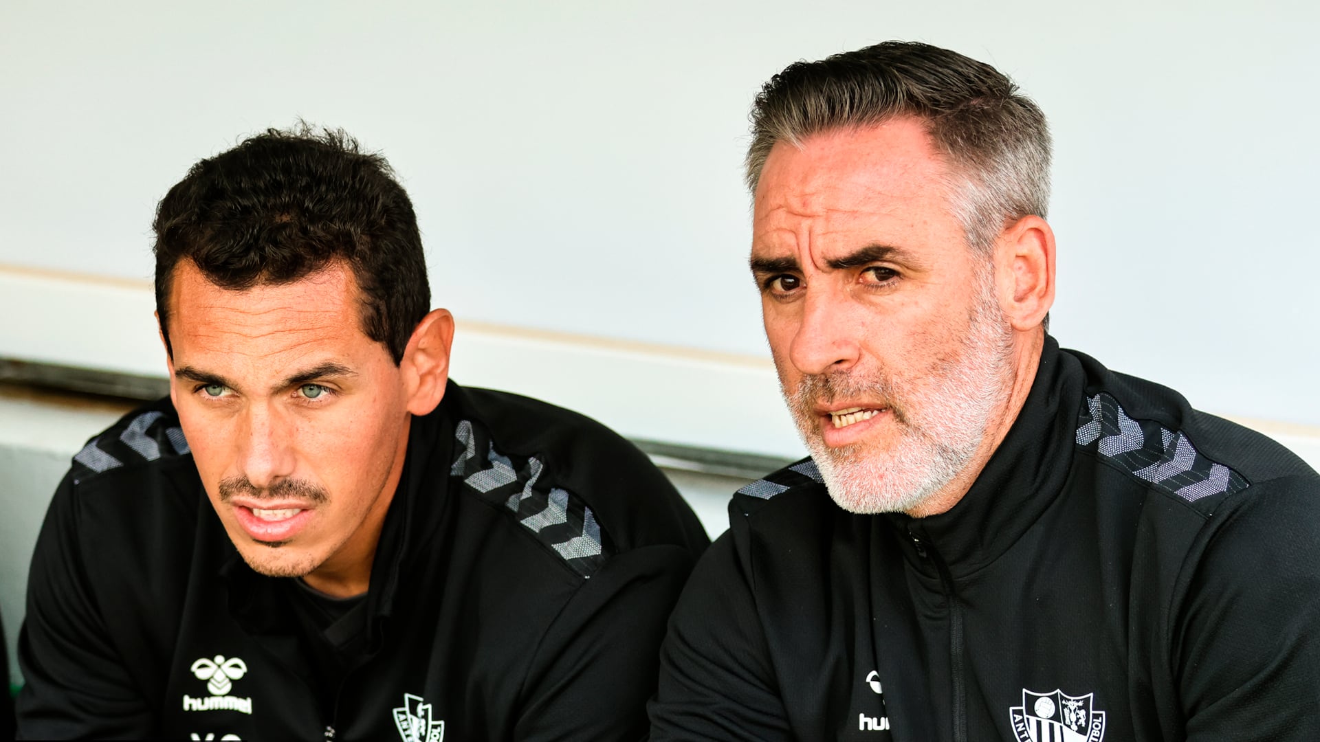 Abel Gómez en el banquillo en el Antequera CF - Hércules CF