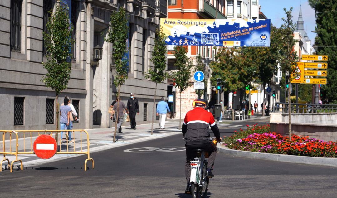 Un ciclistas recorre el centro de la ciudad