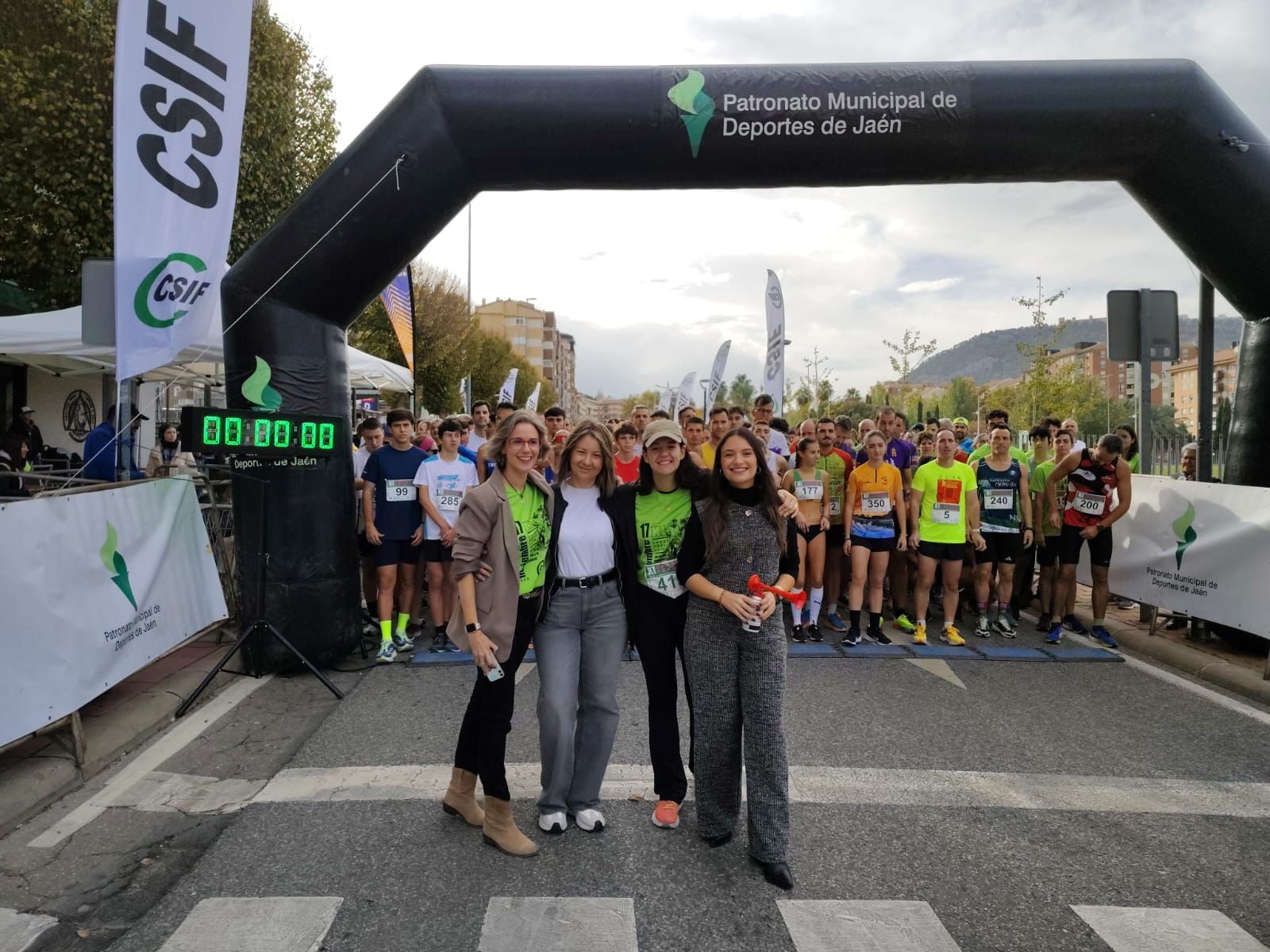 Cecilia Cueva, secretaria de Igualdad de CSIF en Jaén con las concejalas Maribel López, María Segovia y Ana Núñez, titular del área de Deportes.