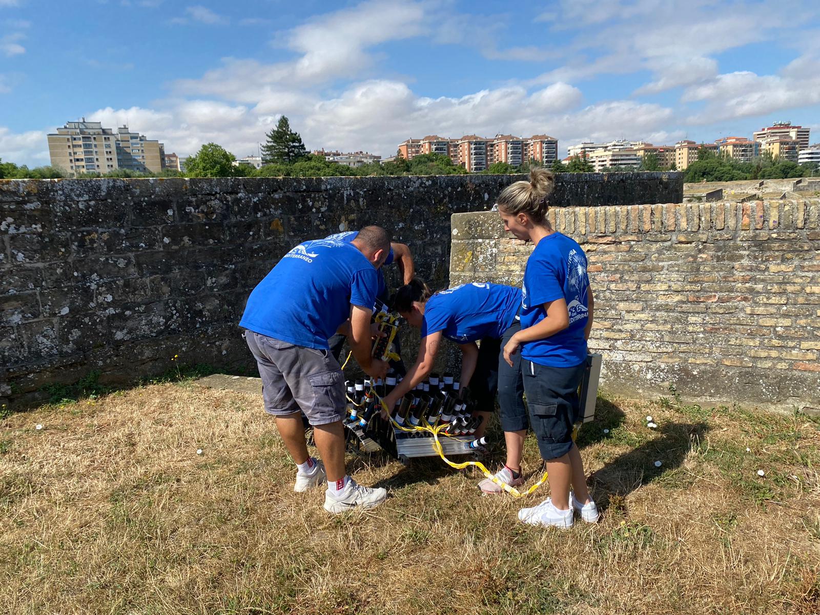 Trabajadores de Pirotecnia del Mediterráneo preparando el espectáculo de fuegos artificiales