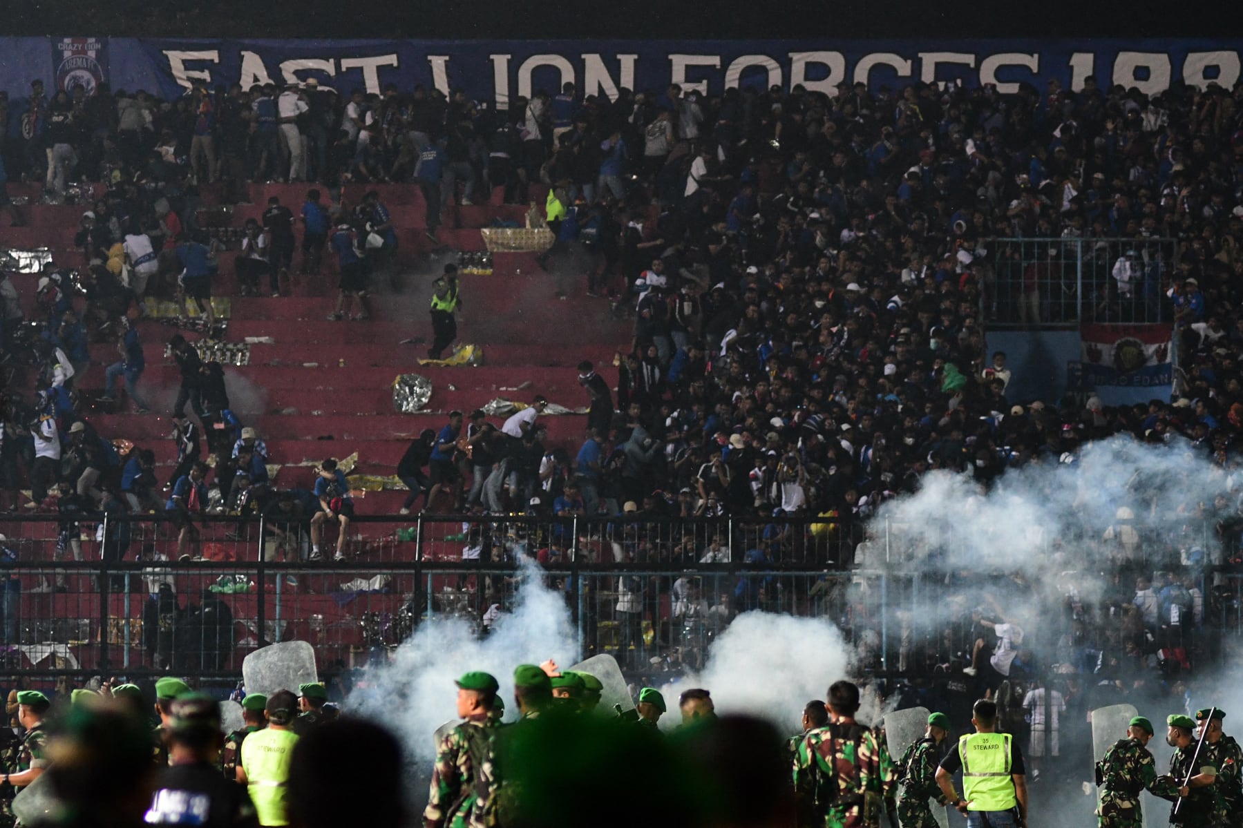 Batalla campal entre aficionados de un partido de fútbol, en Indonesia.