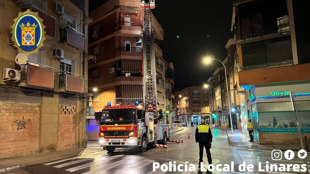 Bomberos y Policía de Linares han interviniendo por el desprendimiento de fachada con Calle Julio Burell