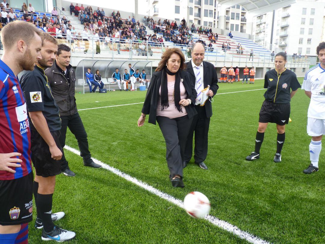 La entonces alcaldesa de Elda, la popular Adela Pedrosa hizo el saque de honor