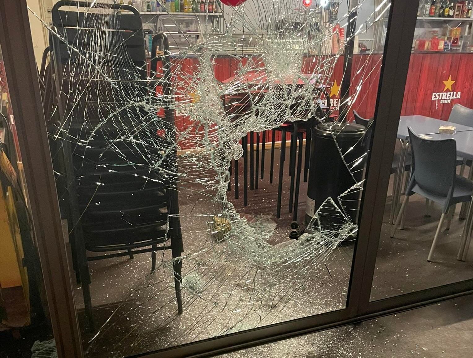 Al desembre es van produir diferents robatoris on es trencaven portes i vidres de locals amb pedres per poder entrar a fer els furts.