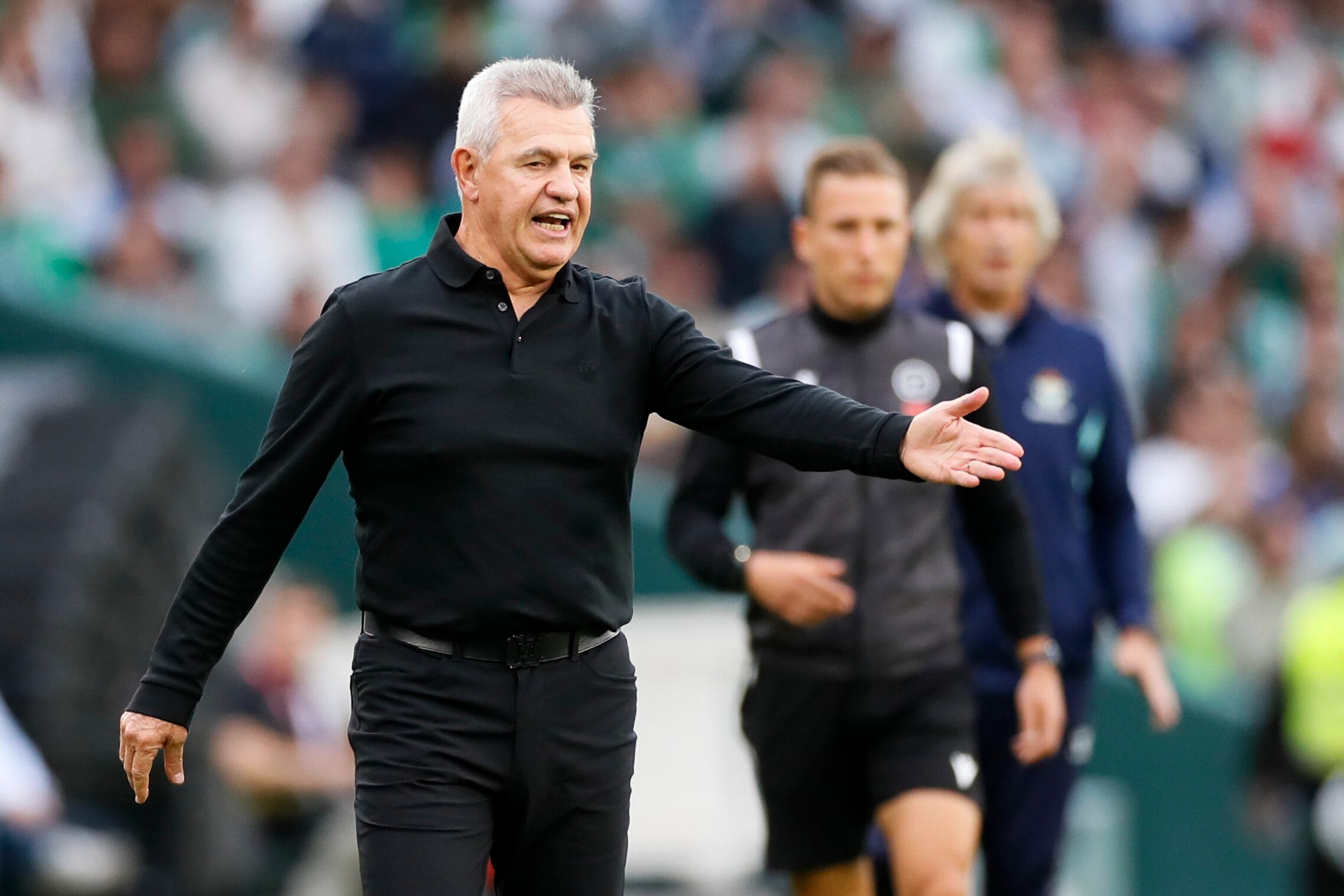 SEVILLA, 04/11/2023.- El entrenador mexicano del Mallorca, Javier Aguirre, da instrucciones durante el partido correspondiente a la jornada 12 de LaLiga EA Sports disputado este sábado entre el Real Betis y el RCD Mallorca en el estadio Benito Villamarín de Sevilla. EFE/José Manuel Vidal