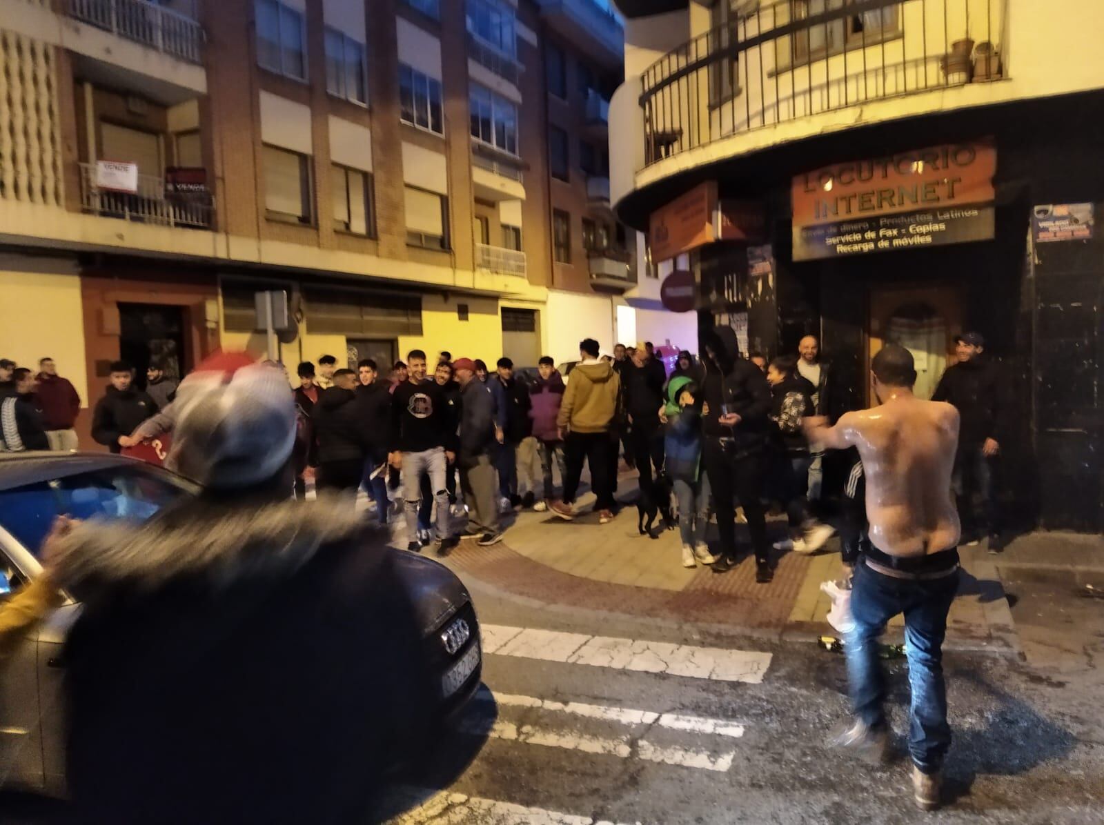 Vecinos marroquíes festejan en Santa Catalina la victoria de su selección de fútbol