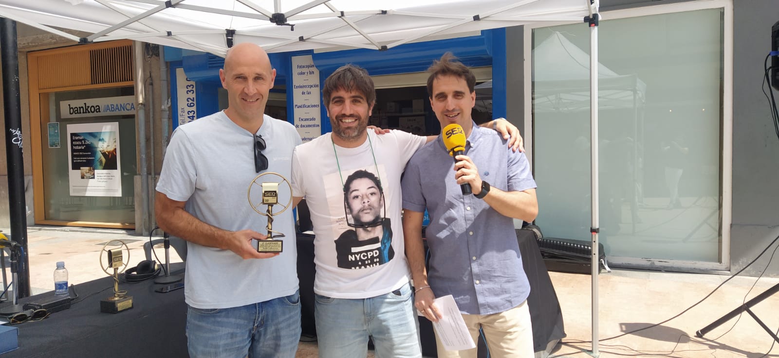 Goikoetxea recoge el premio de manos de Borja Olazabal.