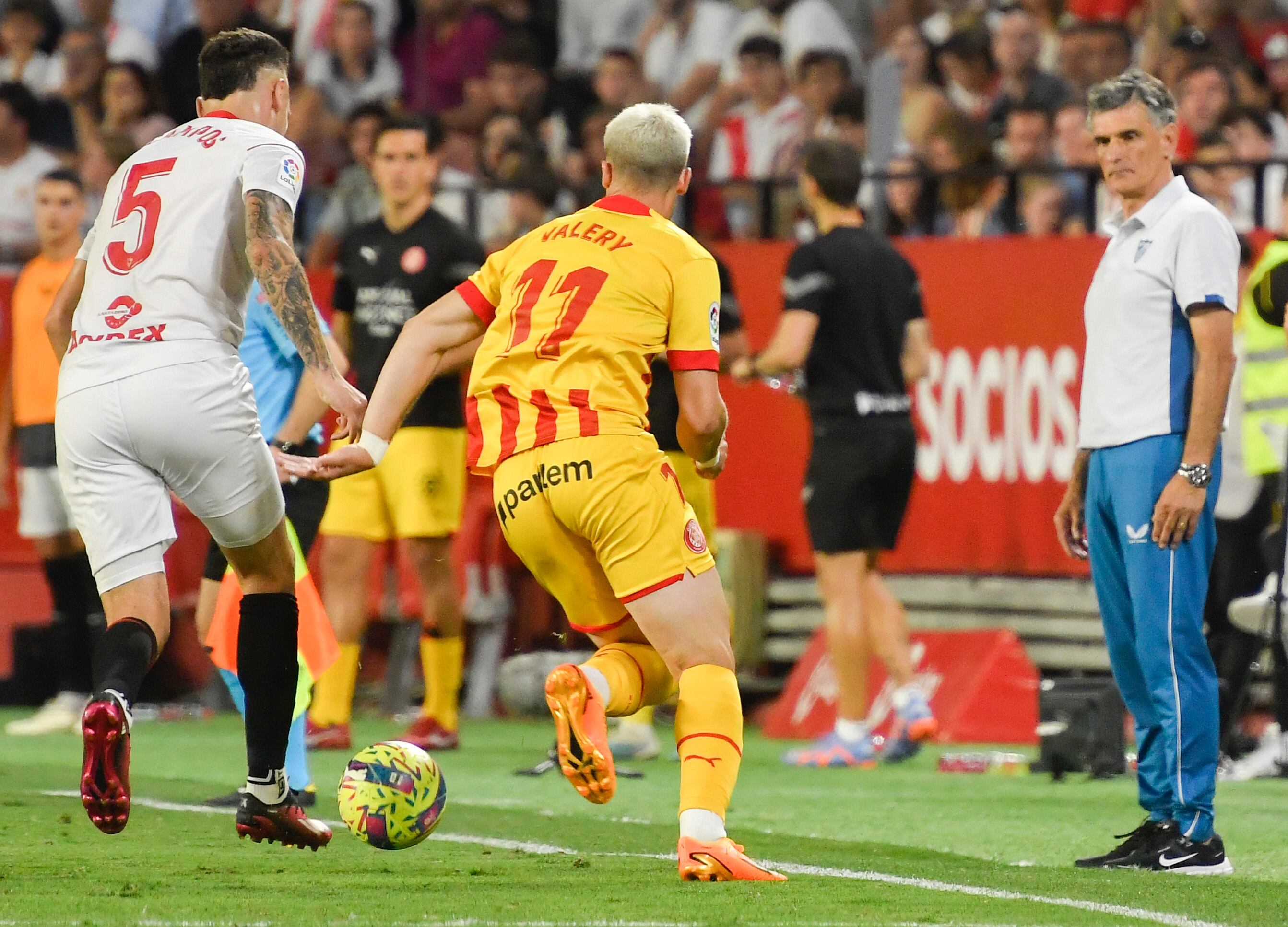 SEVILLA, 01/05/2023.- El delantero del Girona FC, Valery (2d) disputa una posesión con el delantero del Sevilla Lucas Ocampos (i) durante el partido de la jornada 32 de LaLiga que Sevilla FC y Girona FC disputan este lunes en el estadio Ramón Sánchez-Pizjúan. EFE/Raúl Caro