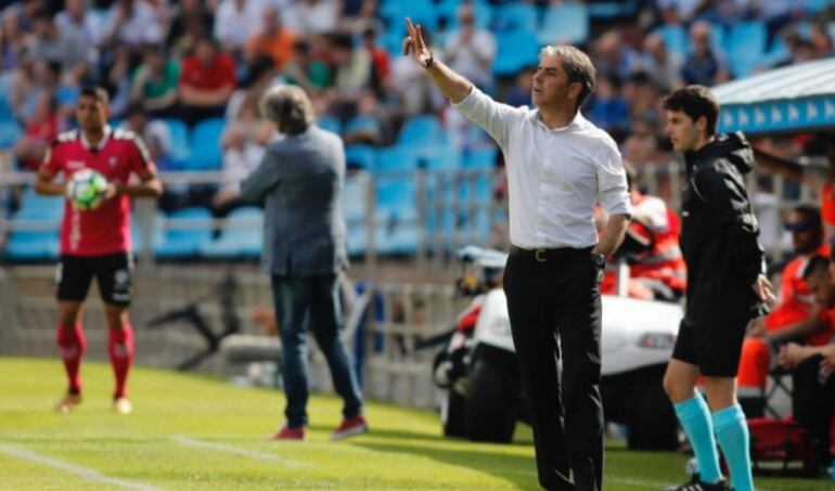 Natxo González da instrucciones durante un partido en La Romareda