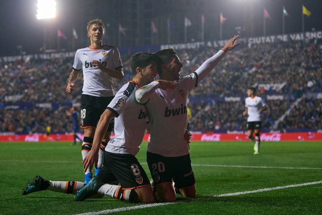 Ferran Torres y Carlos Soler celebran un gol contra el Levante