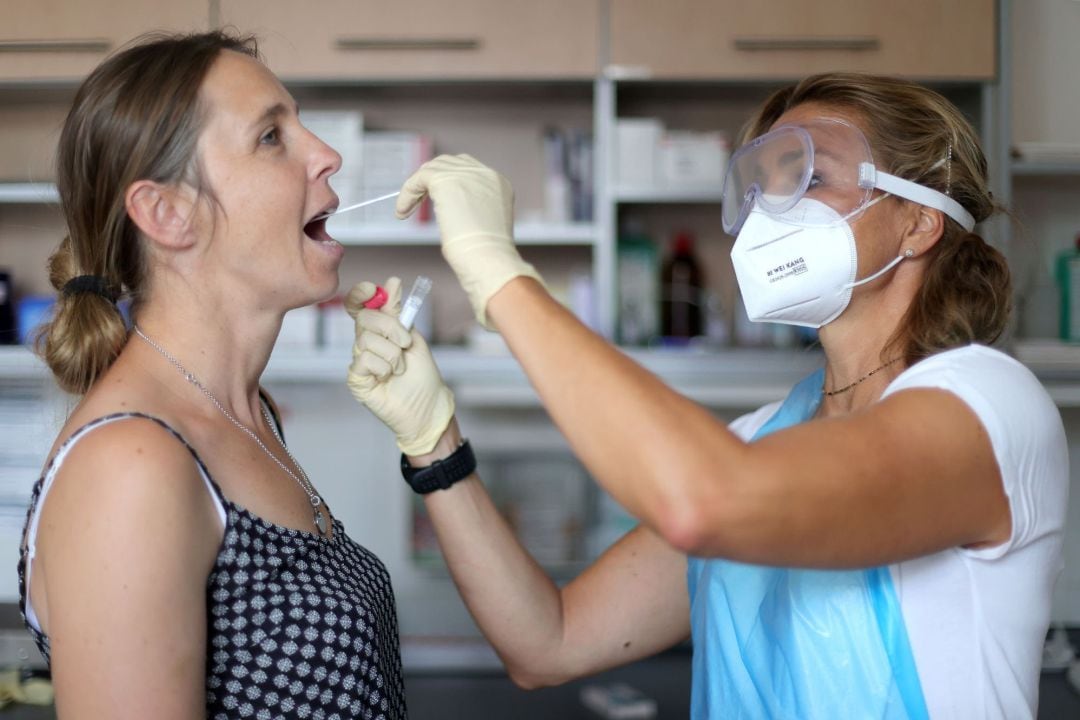 Una sanitaria toma una muestras para realizar las pruebas PCR