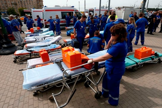 Los servicios de emergencia esperan a la salida de una de las bocas del metro en Moscú.