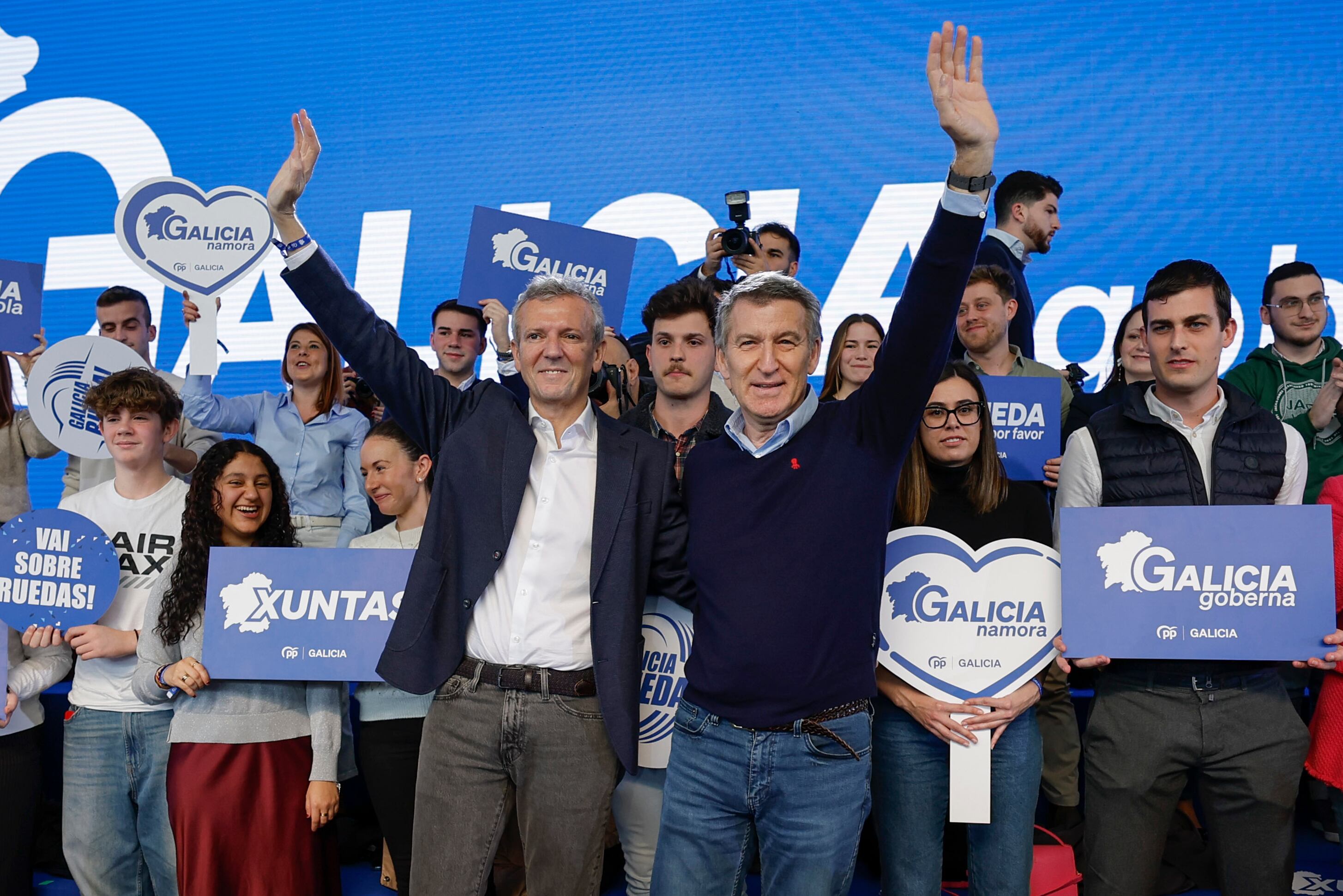 El líder del PP, Alberto Núñez Feijóo, y el presidente de la Xunta, Alfonso Rueda, saludan a su llegada a la celebración del primer aniversario de la victoria electoral de Rueda, este sábado en Santiago de Compostela. EFE/Lavandeira jr