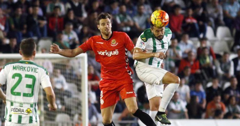 Alex López disputa una pilota aèria amb un jugador del Còrdova. 