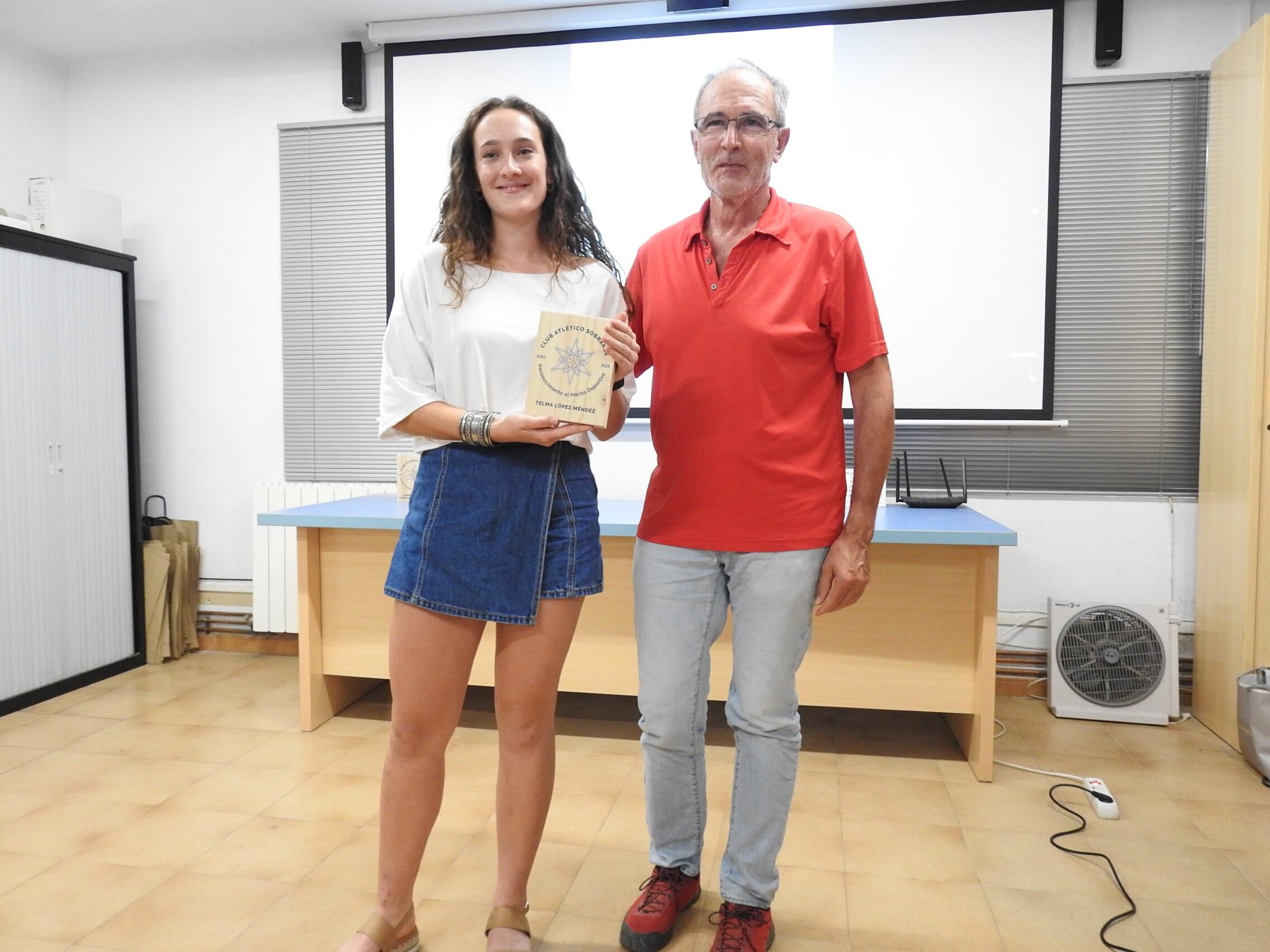 Javier Franco entregó el reconocimiento a Telma López 