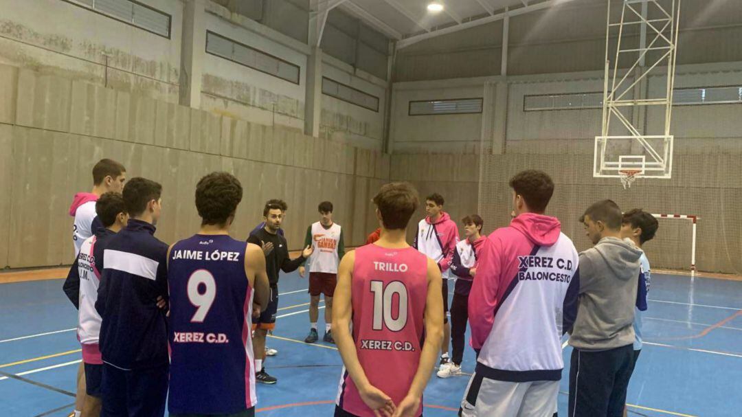 Charla de Gabo Loiaza a sus jugadores en el pabellón de San José del Valle