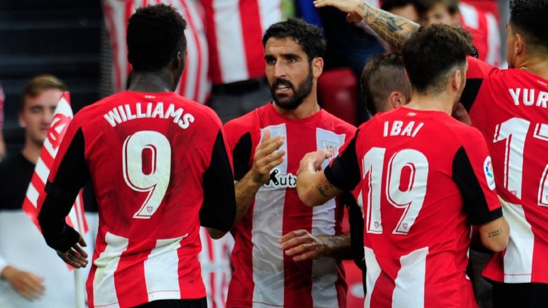 Los jugadores del Athletic celebran un gol marcado al Alavés.