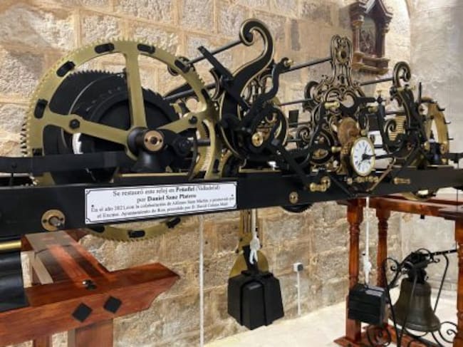 El reloj restaurado luce y funciona en el interior de la excolegiata de Roa.