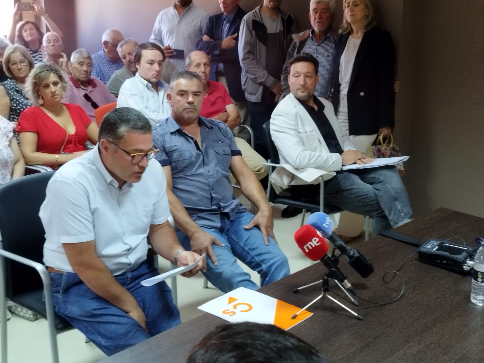 Óscar Serna a la izquierda de la imagen y, Eduardo Tejido a al fondo a la derecha