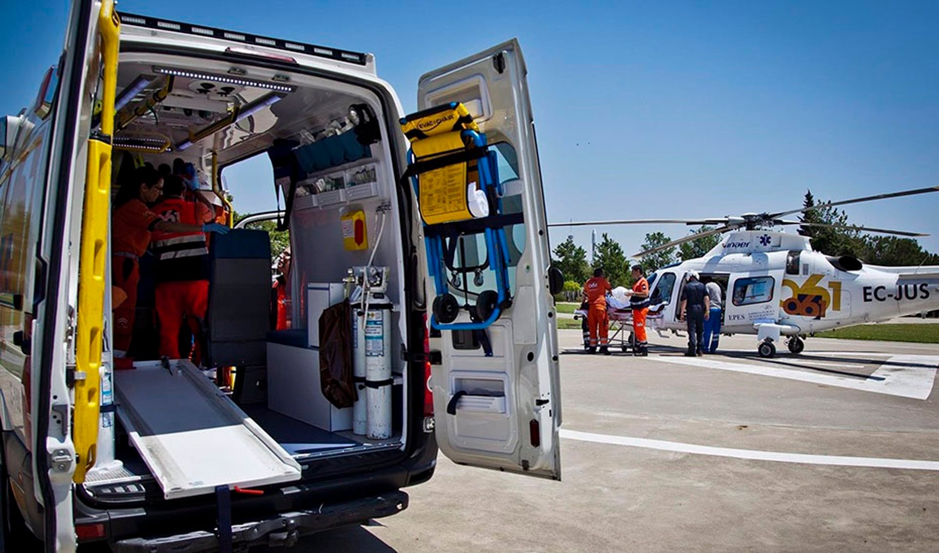 La ambulancia y el helicóptero del 061 que ha trasladado al herido al Hospital de Jerez.