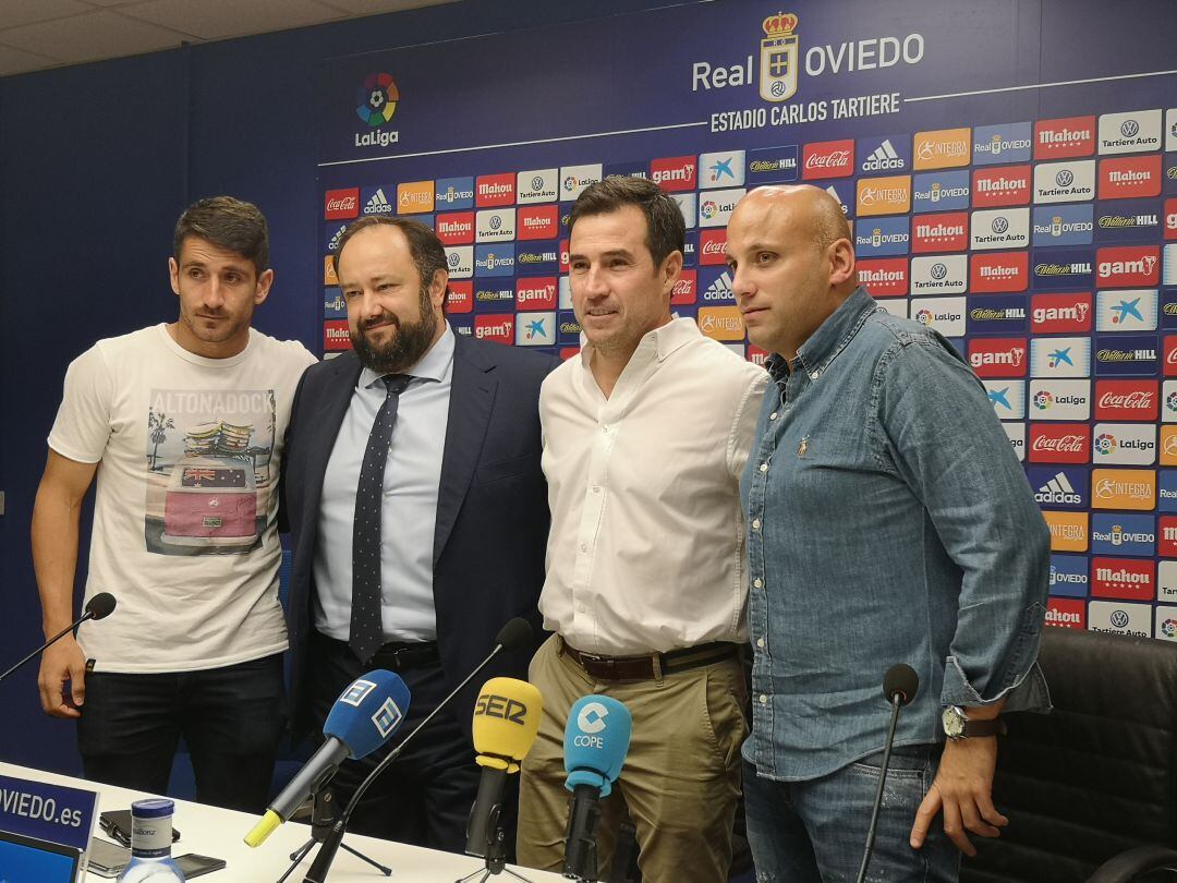 Joaquín del Olmo posa junto a Jorge Menéndez Vallina, Javi Rozada y Saúl Berjón.