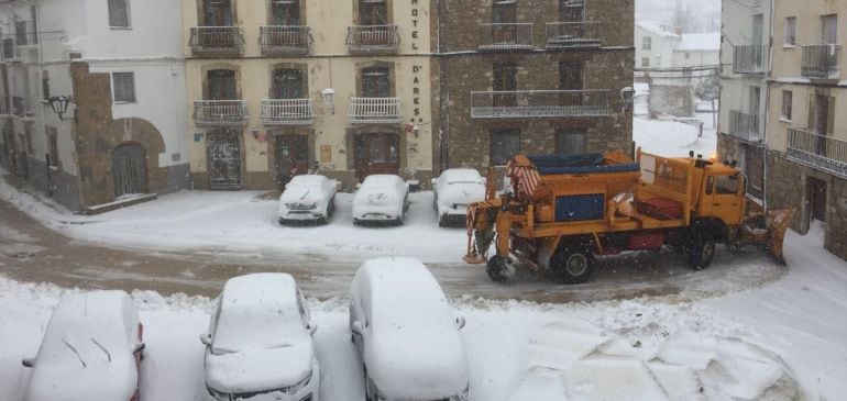 Una maquina quitanieve trabaja en la población de Ares