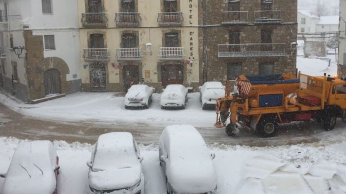 La nieve complica la circulación en las carreteras del interior norte