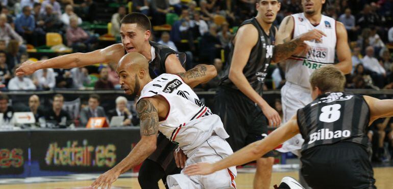 El base norteamericano del Dominion Bilbao Basket Scott Bamforth (i) disputa un balón con David Logan (d), del Lietuvos Rytas, durante el partido correspondiente a la tercera jornada del Grupo B de la Eurocopa que se disputa esta tarde en el Bilbao Arena