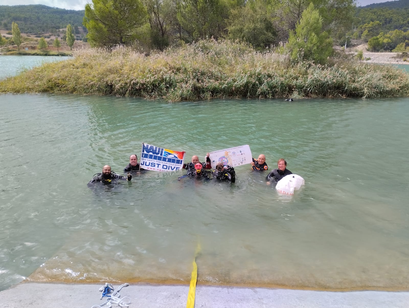 Participantes en la limpieza del azud de Pareja