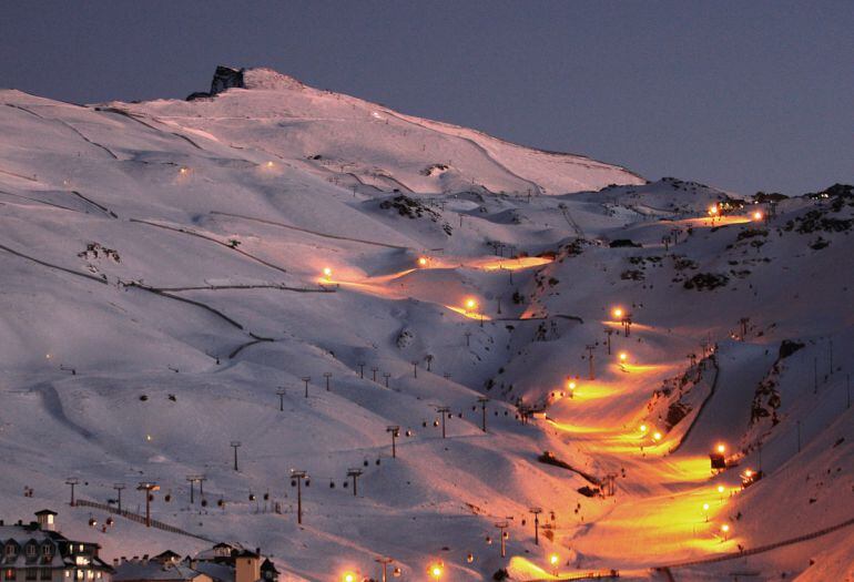 La pista del Río en Sierra Nevada(Granada) iluminada en temporadas anteriores para la actividad de esquí nocturno