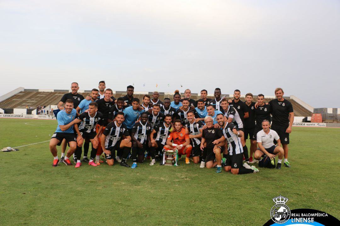 La plantilla celebra el Trofeo Ciudad de La Línea