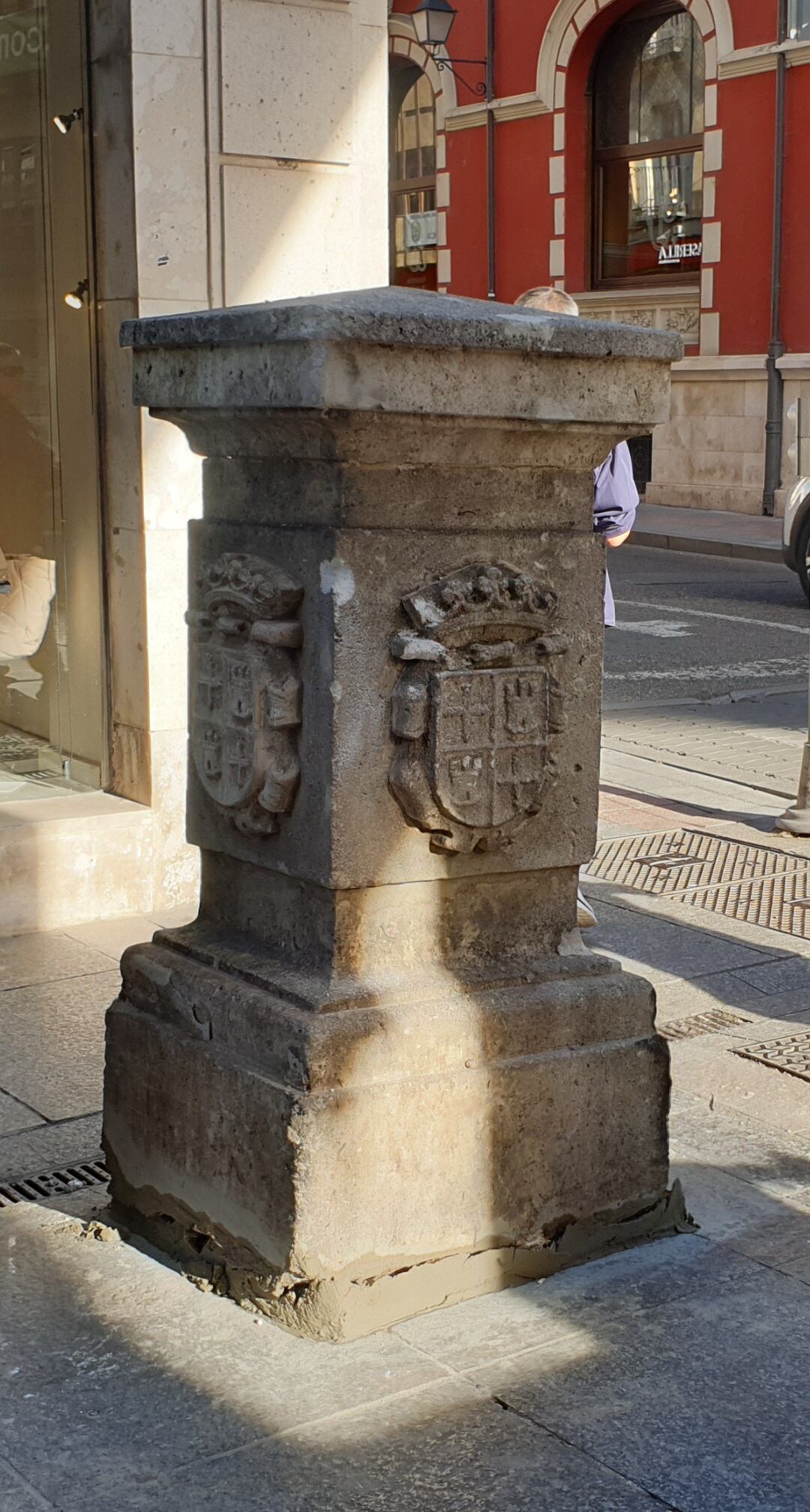 El monolito de los Cuatro Cantones ya ha sido reparado y devuelto a su ubicación original