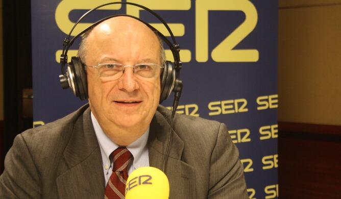 Santiago Fisas, candidat del PPC a les Eleccions Europees, als estudis de Ràdio Barcelona