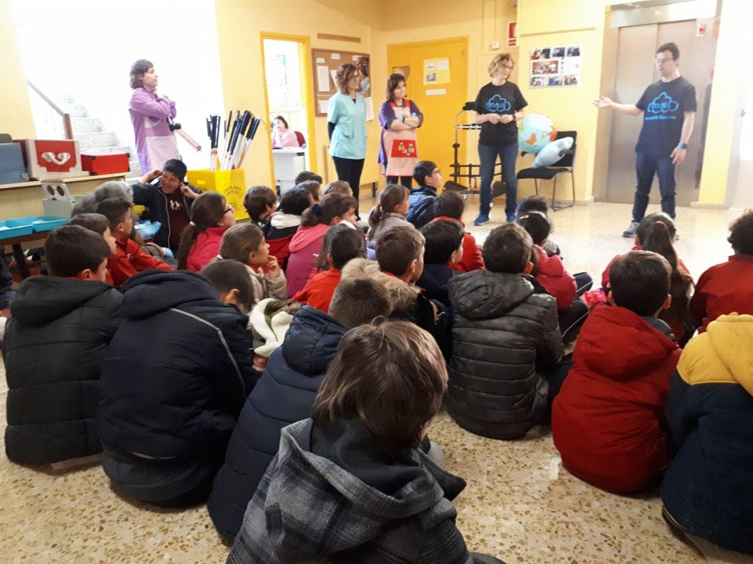 Un momento de la convivencia de los alumnos del Claret y del Fuenteminaya durante la exposición de los miembros de MAVI.